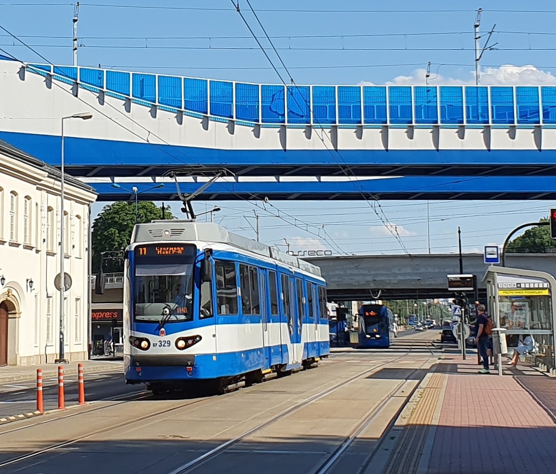 Zdjęcie (tramwaj linii 11 odjeżdża z przystanku Podgórze SKA)